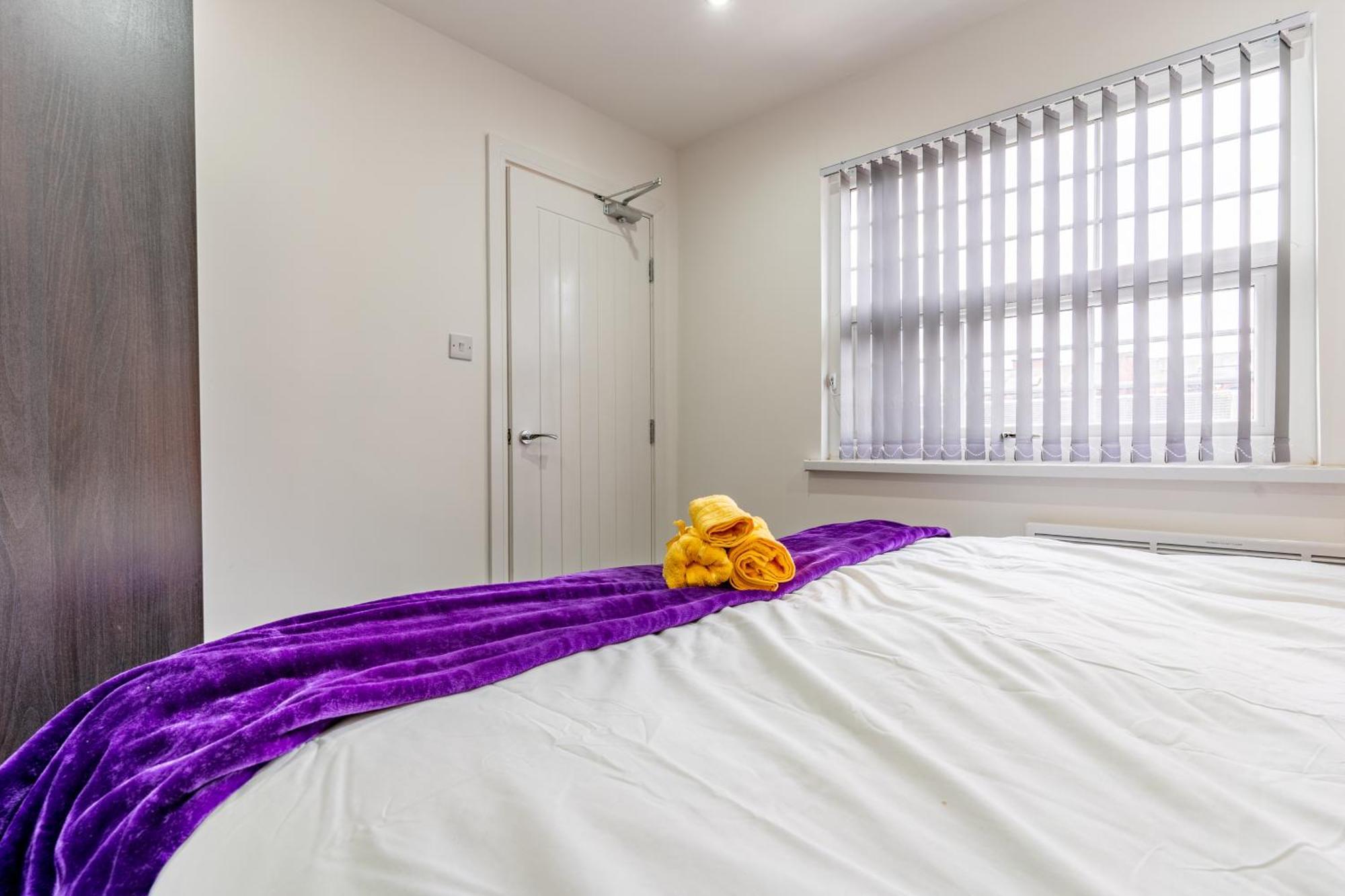 Cool Vibrant Close To Centre Apartment *