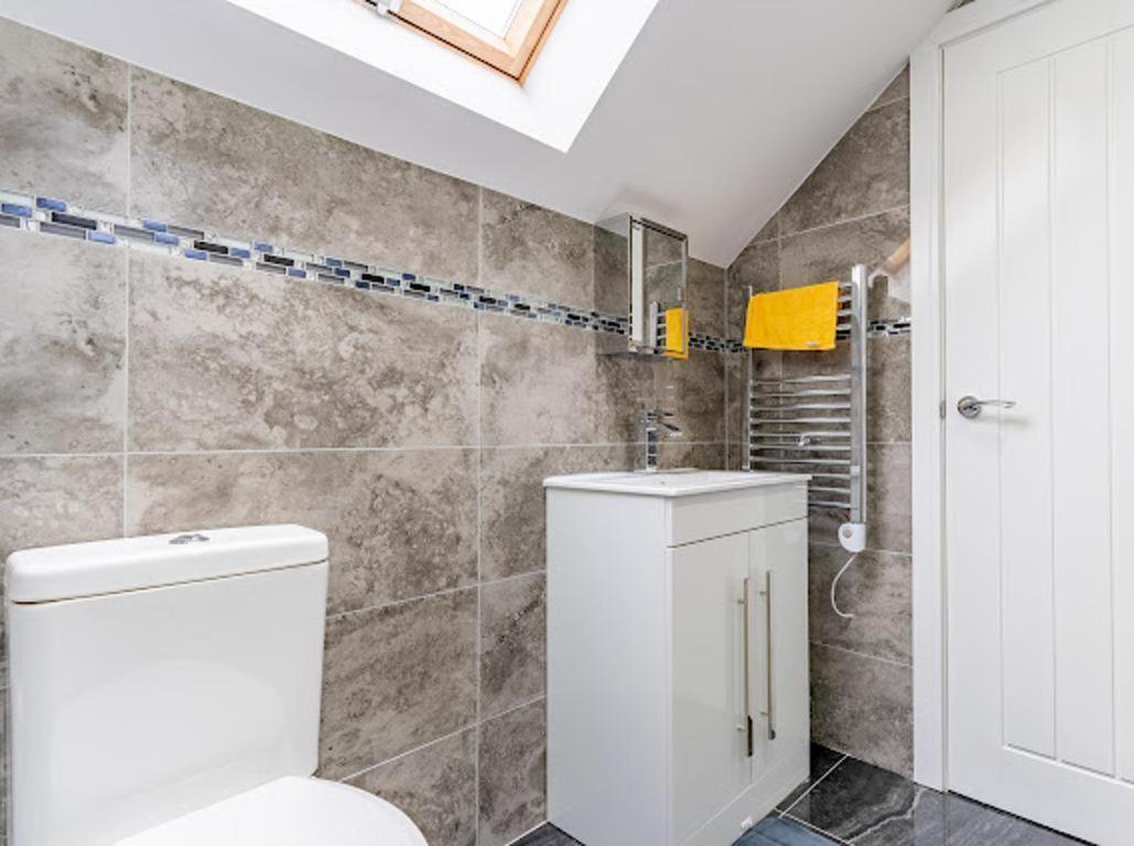 Cool Vibrant Close To Centre Apartment *