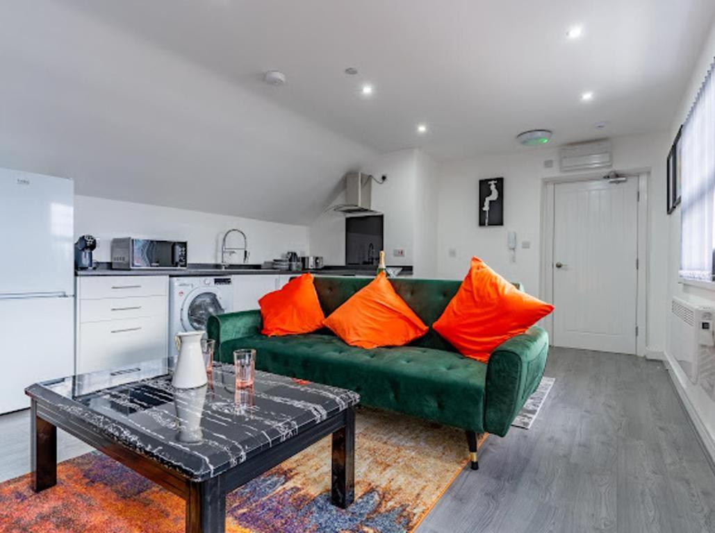 Cool Vibrant Close To Centre Apartment